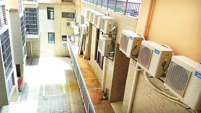 窗外8臺(tái)空調(diào)外機(jī)“排排站” 居民：“噪音太大，感覺(jué)窗戶(hù)都在震動(dòng)”環(huán)保部門(mén)介入，要求店家做噪音檢測(cè)